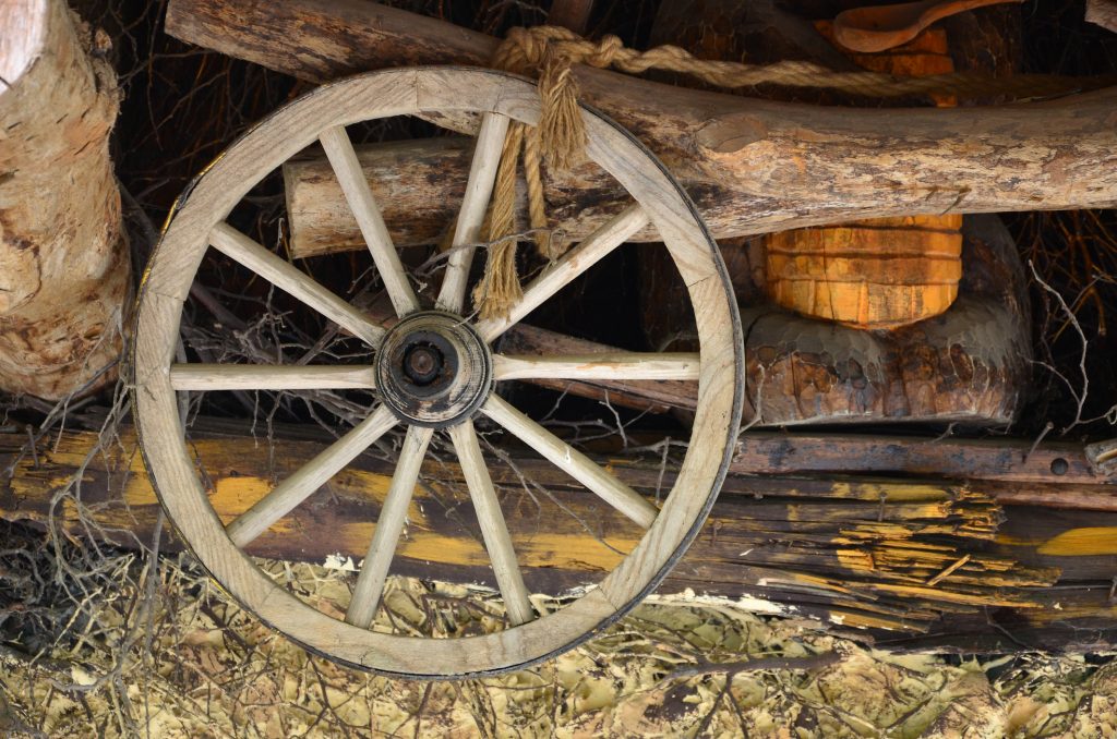 The old wooden wheel from a carriage